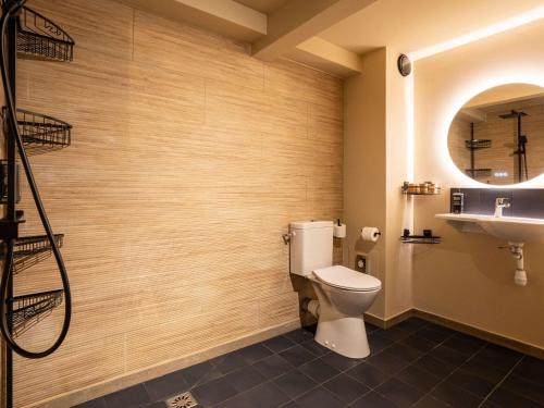 een badkamer met een toilet en een wastafel bij ibis Styles Boulogne sur Mer Centre Cathédrale in Boulogne-sur-Mer
