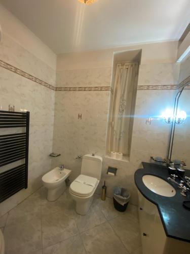 y baño con aseo y lavamanos. en Maison Marisa, en La Spezia