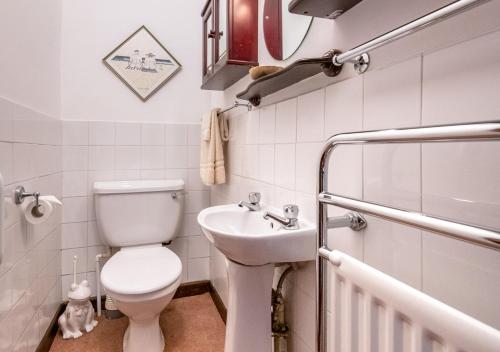 uma pequena casa de banho com WC e lavatório em The Cottage em Llanbedrog