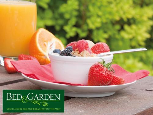 a bowl of fruit sitting on a plate with a bowl of fruit gmaxwell gmaxwellzos at Bed&Garden in Cesate