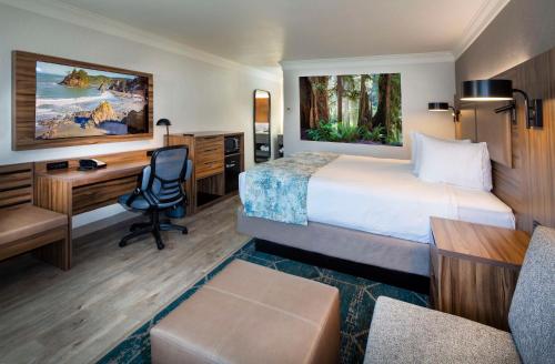 Habitación de hotel con cama grande y escritorio. en Best Western Plus Humboldt Bay Inn en Eureka
