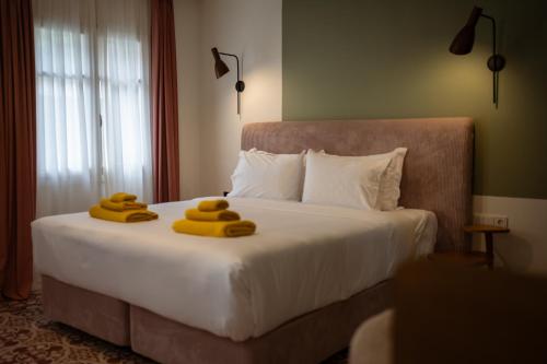 a bedroom with a bed with two towels on it at Bugan-Villa in Athens