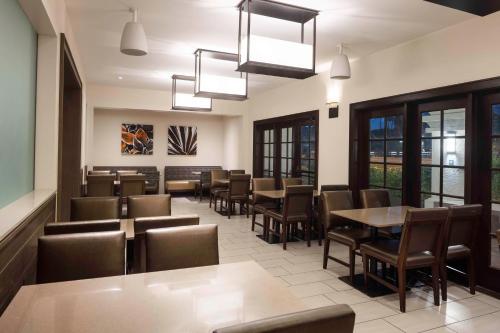 Posezení v ubytování Embassy Suites by Hilton Palm Desert