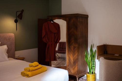 a bedroom with a bed and a mirror with yellow towels at Bugan-Villa in Athens