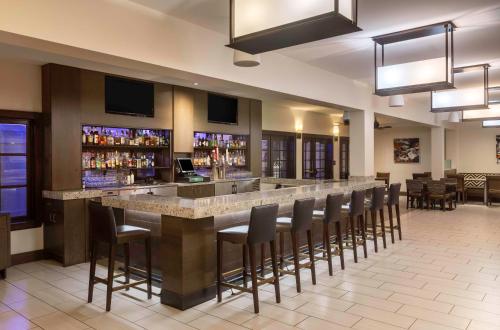 Lounge nebo bar v ubytování Embassy Suites by Hilton Palm Desert