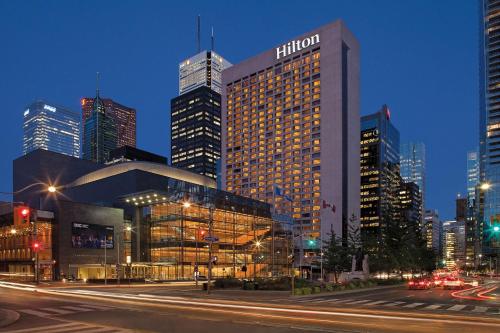 un edificio en una ciudad por la noche con tráfico en Hilton Toronto, en Toronto