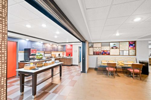 - un fast-food avec des tables et des chaises dans l'établissement Hampton Inn South Heritage Park, à Lincoln