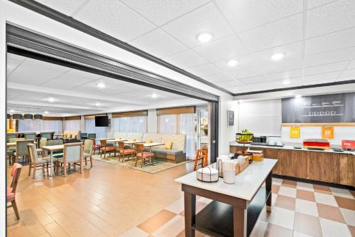 une cuisine et une salle à manger avec tables et chaises dans l'établissement Hampton Inn South Heritage Park, à Lincoln