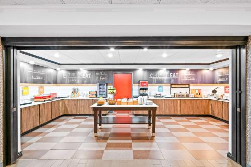 représentation d'une cuisine de restaurant avec une table au centre dans l'établissement Hampton Inn South Heritage Park, à Lincoln