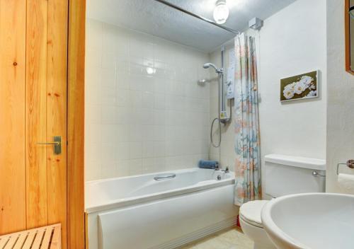 La salle de bains est pourvue d'une baignoire, de toilettes et d'un lavabo. dans l'établissement Scar End Cottage, à Ingleton