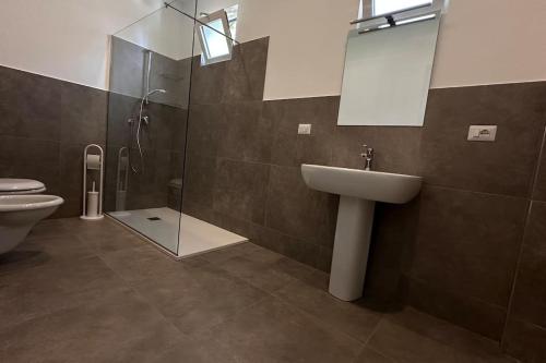 ein Badezimmer mit Waschbecken, Dusche und Toilette in der Unterkunft CconfortHotels Puglia Promenade Apartment 2 in Bari