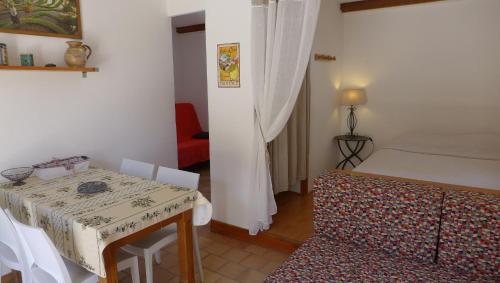 Cette petite chambre comprend une table et un lit. dans l'établissement Gite Eden, aux Mirabelles, avec piscine, à Mirabel-aux-Baronnies