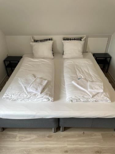 Postel nebo postele na pokoji v ubytování Marsk Hotel Apartments 6D