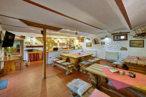 Ubytování u Knotků في نوفا بيستويس: غرفة كبيرة مع طاولة ومطبخ