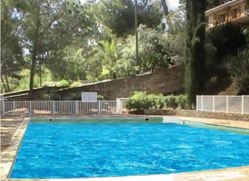 une grande piscine bleue devant une maison dans l'établissement Studio Résidence Port Tamaris, à La Seyne-sur-Mer