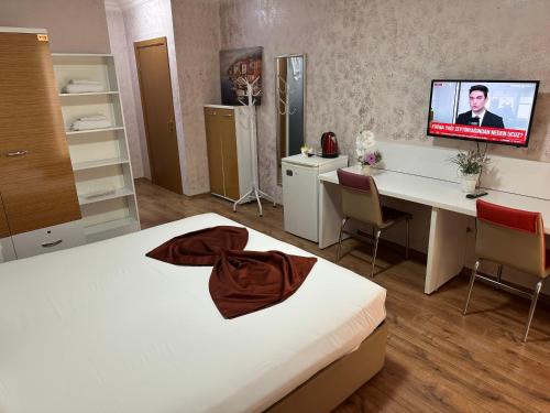 Un pat sau paturi într-o cameră la Park ULUSOY Hotel
