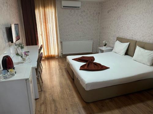 Una cama o camas en una habitación de Park ULUSOY Hotel