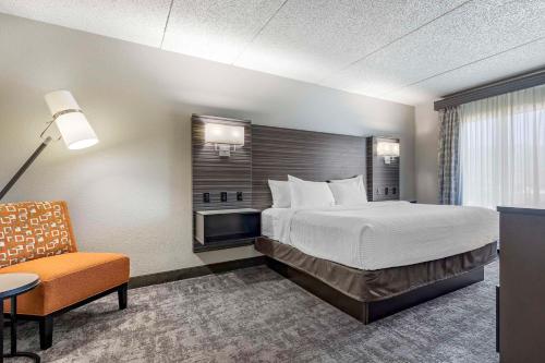 ein Hotelzimmer mit einem Bett und einem Stuhl in der Unterkunft Hells Canyon Grand Hotel, Ascend Hotel Collection in Lewiston