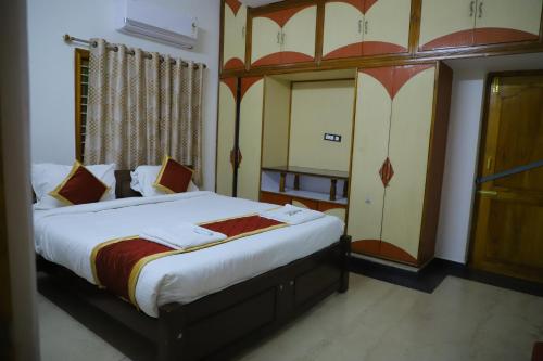 a bedroom with a large bed in a room at Nanda Mohan Homestay- Luxuries AC Apartment close to Alipiri Foothills-Kapila Teertham and ISKCON temple in Tirupati