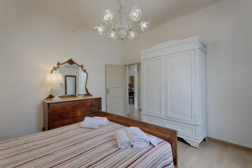 a bedroom with a large bed and a mirror at Dreamy Apartment with Veranda, Pool and Parking in Rilievo