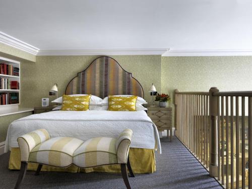 เตียงในห้องที่ Charlotte Street Hotel, Firmdale Hotels