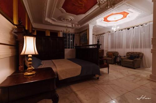 Ένα ή περισσότερα κρεβάτια σε δωμάτιο στο Spacious Antique Mansion, East Legon