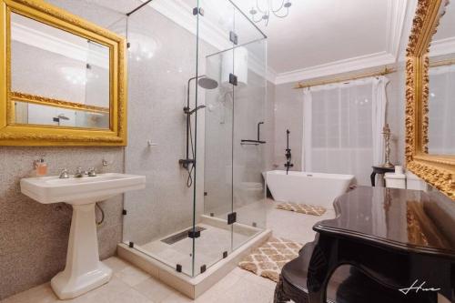 Ένα μπάνιο στο Spacious Antique Mansion, East Legon