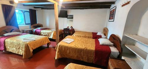 En eller flere senge i et værelse på Hostel Imperial BACKPACKER
