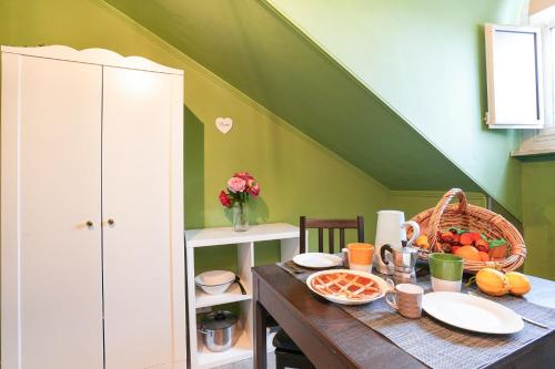 eine Küche mit einem Tisch und einem Obstkorb in der Unterkunft Smeralda Attic Room in Turin