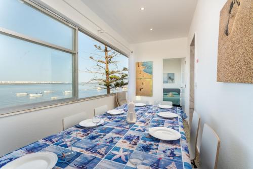comedor con mesa y vistas al océano en BLife Faya private rooms, en Faro