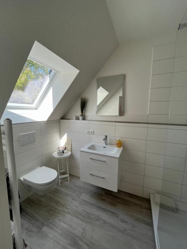 a bathroom with a sink toilet and a window at Elb Nest Gästehaus in Neu Darchau