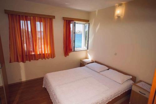 Ένα ή περισσότερα κρεβάτια σε δωμάτιο στο Apartmani Kaštel