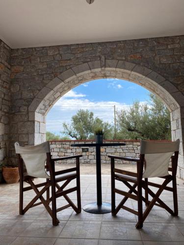 - une terrasse avec 2 chaises et une table dans l'établissement Casa SanGiorgio, 