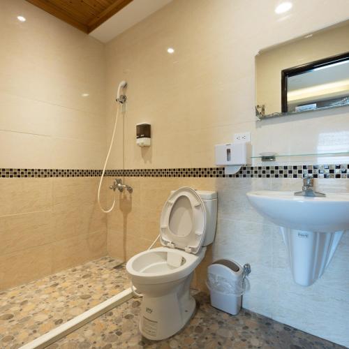 a bathroom with a toilet and a sink at Jinyou B&B in Chishang