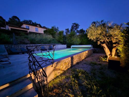 une piscine dans une cour la nuit dans l'établissement Belle Maison Familiale 6 ou 8 personnes avec piscine, à Montauroux