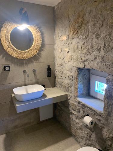 La salle de bains est pourvue d'un lavabo et d'un miroir. dans l'établissement ALIRENE MYKONOS, à Panormos Mykonos