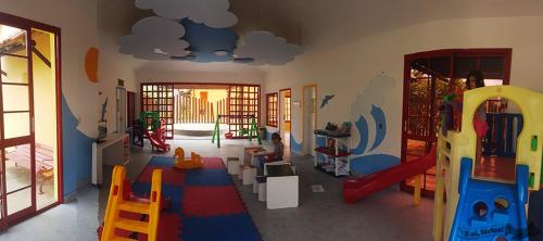 una stanza con una sala giochi con una sala giochi con un parco giochi di Búzios Beach Resort - Apartamento a Búzios