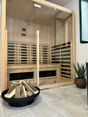 a glass shower in a room with a tub at Casa Brullevi - villa u staroj jezgri s pogledom na more in Betina