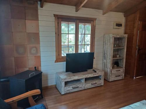 Μια τηλεόραση ή/και κέντρο ψυχαγωγίας στο Casita de madera