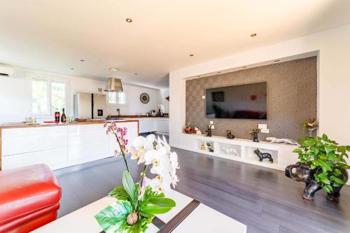 Fully equipped apartment with pool and garden