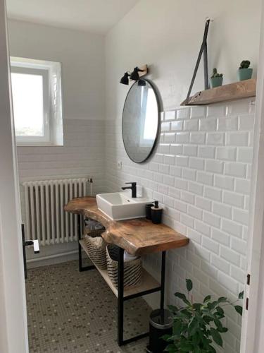 une salle de bain avec un lavabo et un miroir dans l'établissement Ty Reuz - Maison vue mer à Morgat, à Crozon