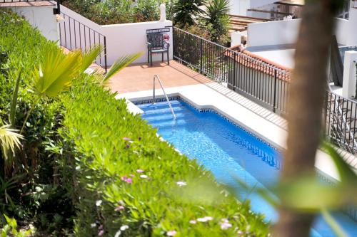ein Swimmingpool im Hinterhof eines Hauses in der Unterkunft Elegante dúplex con increíbles vistas al mar Mijas - CASCADA DE RIVIERA C2 in Sitio de Calahonda