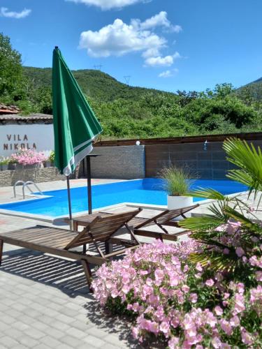 Bazén v ubytování Vila Nikola nebo v jeho okolí