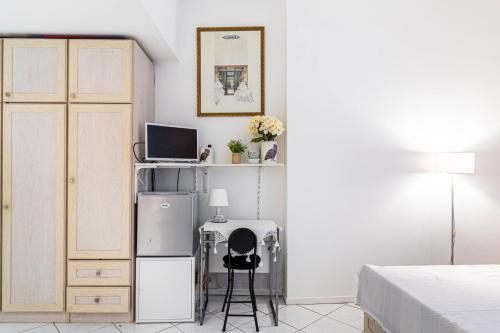 une chambre avec un lit et un bureau avec un ordinateur dans l'établissement GuestReady - Studio Confortable au centre de Paris, à Paris