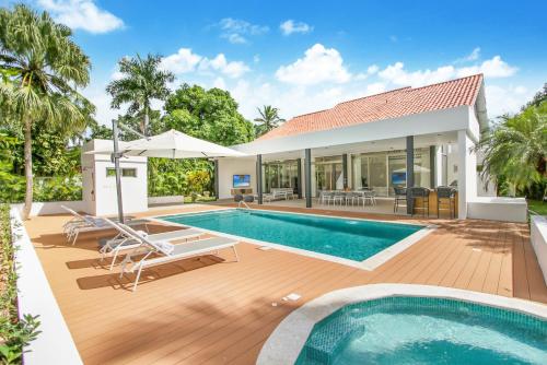 Private Two-Storey Casa de Campo villa with pool, jacuzzi and golf cart