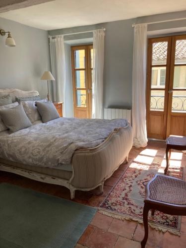 1 dormitorio con 1 cama grande en una habitación en Maison 82, en Limoux
