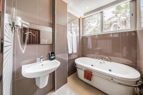Koupelna v ubytování Iris Hotel