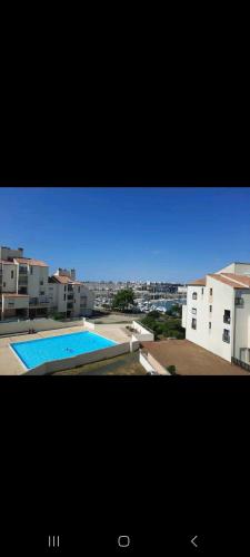 - une vue sur la piscine dans un bâtiment dans l'établissement Appartement à côté de la plage, à La Rochelle
