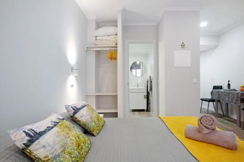 un dormitorio con una cama con dos almohadas en Família Dória Nóbrega T0, en Funchal