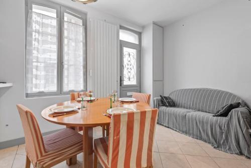 un salon avec une table et un canapé dans l'établissement La Maison de Roselyne 5 Pers 250M du centre ville, à Trouville-sur-Mer